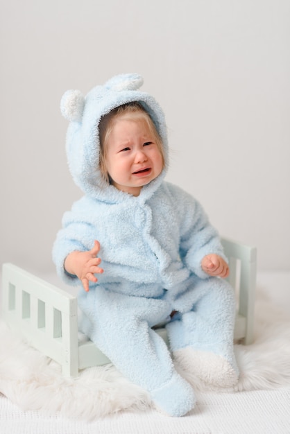 Una niña en traje de conejo llorando