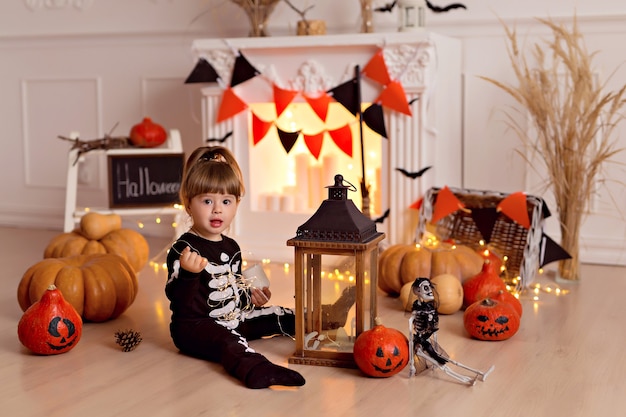 niña en traje de esqueleto de halloween