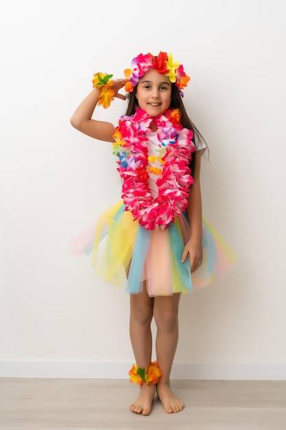 Niña en traje hawaiano aislado fondo blanco.