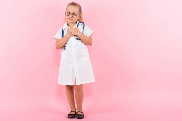 Niña en traje de médico con estetoscopio