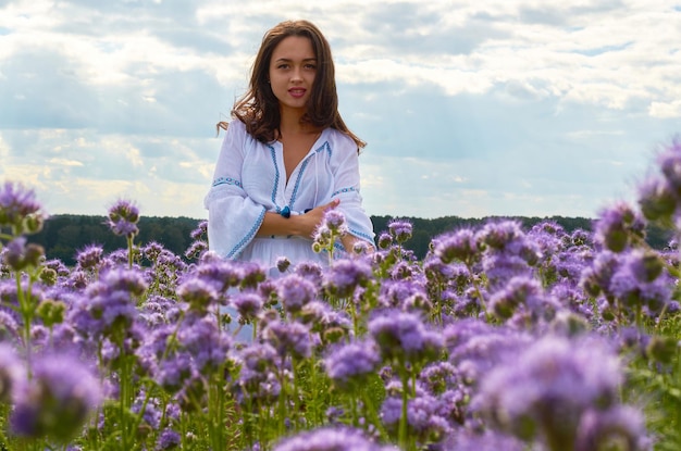 Una niña con el traje nacional de Ucrania en un campo de flores.