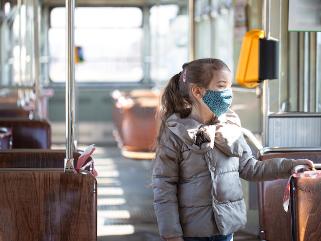 Una niña en un transporte público vacío durante la pandemia de coronavirus