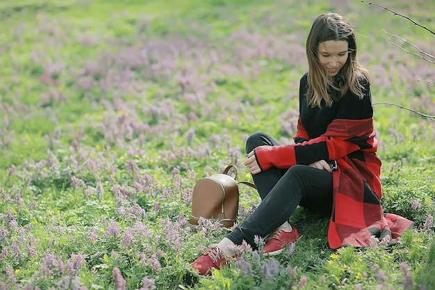 niña triste de otoño al aire libre / clima otoñal, retrato de una joven adulta con un abrigo en una jaula, estilo escocés