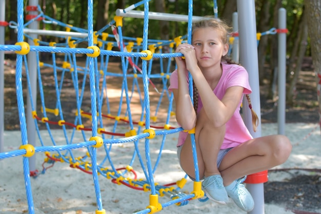 niña triste en el patio de recreo. niño doloroso se puso pensativo. soledad