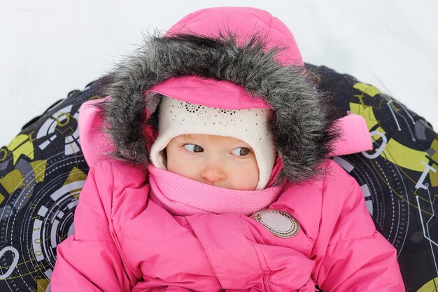 Niña en tubo de nieve