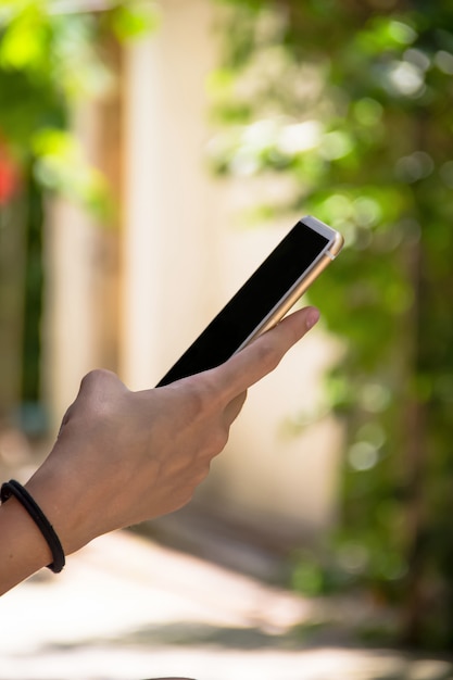 la niña usa el teléfono, sosteniéndolo en una mano.