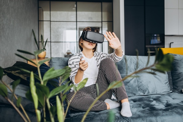 niña usando casco de realidad virtual