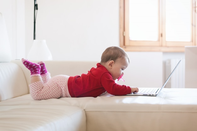 Niña usando una laptop