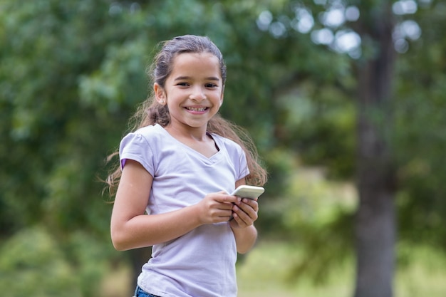 Niña usando su teléfono