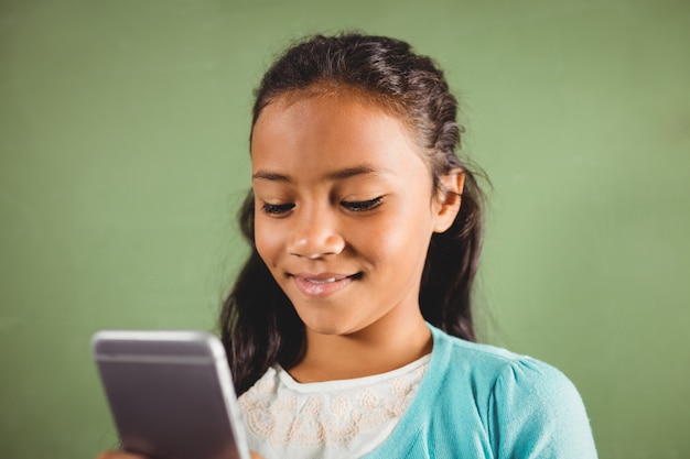 Niña usando un teléfono inteligente