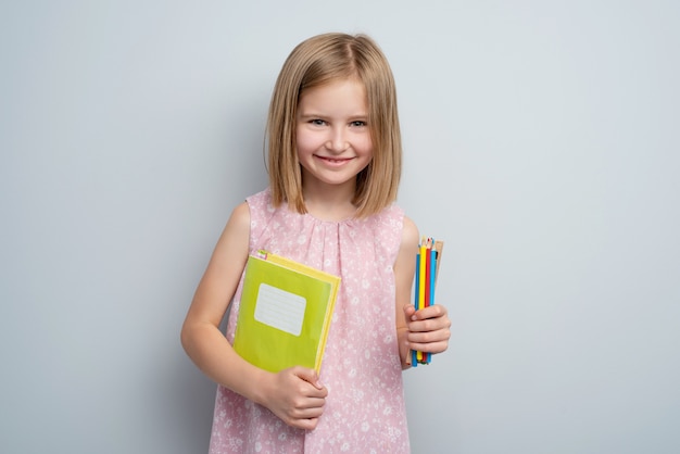 Niña con útiles escolares