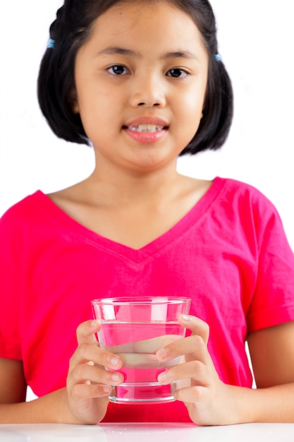 Niña con vaso de agua