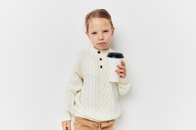 Niña con un vaso en las manos