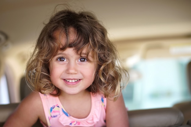 Niña se ve feliz en el auto