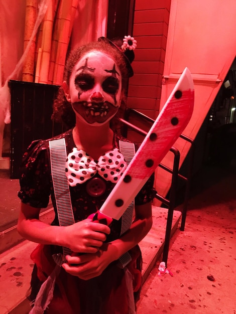 Foto niña vestida con disfraz de halloween en casa