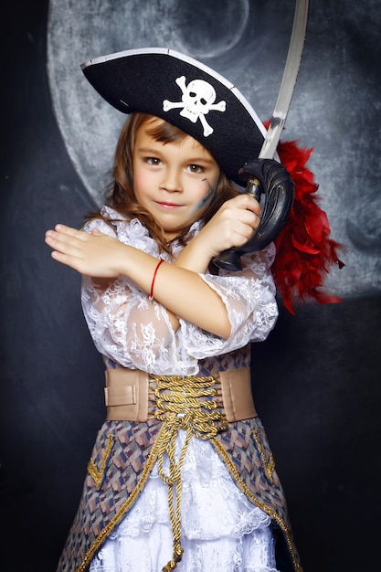 Una niña vestida de pirata con adornos de Halloween.