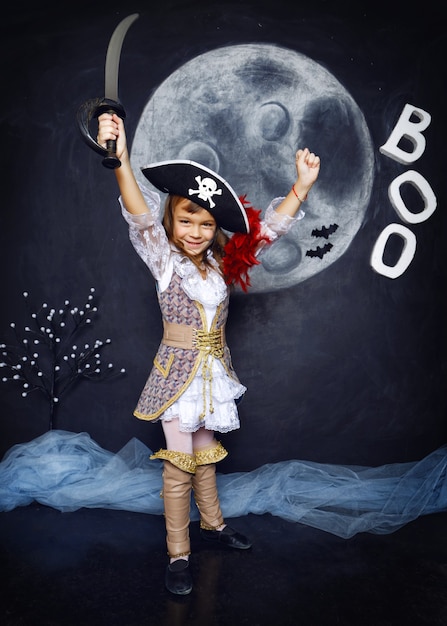 Una niña vestida de pirata con adornos de Halloween.