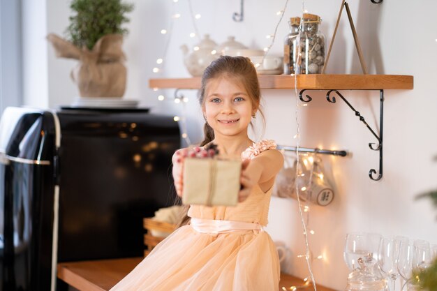 Niña vestida de princesa celebra la Navidad