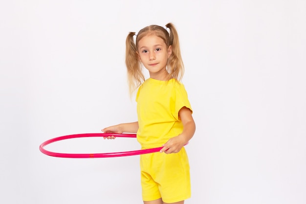 Niña con un vestido amarillo sostiene un aro