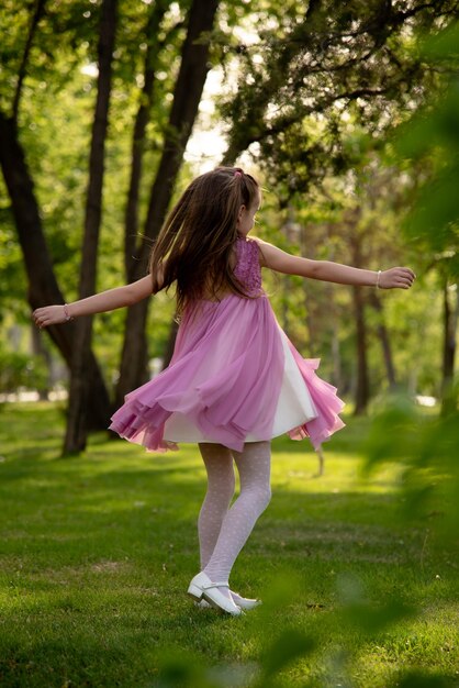 Una niña con un vestido gris Spring Nature