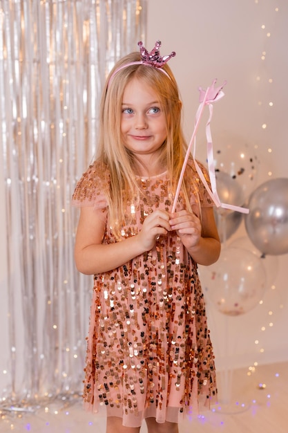 Una niña con un vestido con un lazo rosa y un lazo rosa.