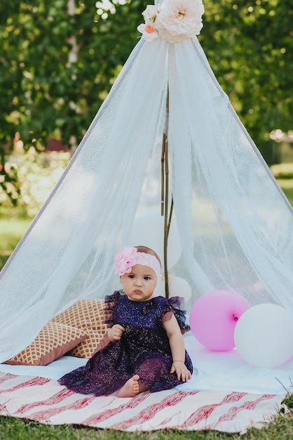 niña en vestido rosa divirtiéndose en el jardín