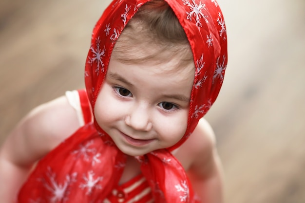 Foto niña en vestidos rojos bailando con pañuelo