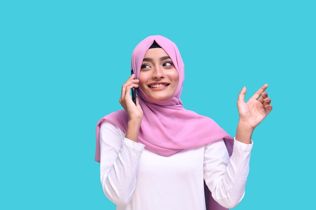 Niña vestidos de rosa hijab agradable conversación por teléfono modelo paquistaní indio