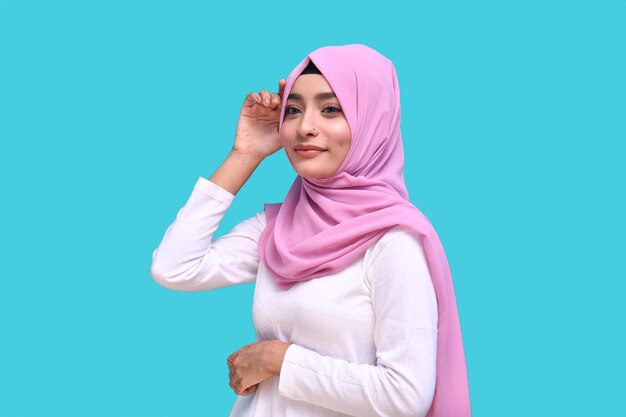 Niña vestidos de rosa hijab sonriendo mirando a la izquierda modelo paquistaní indio