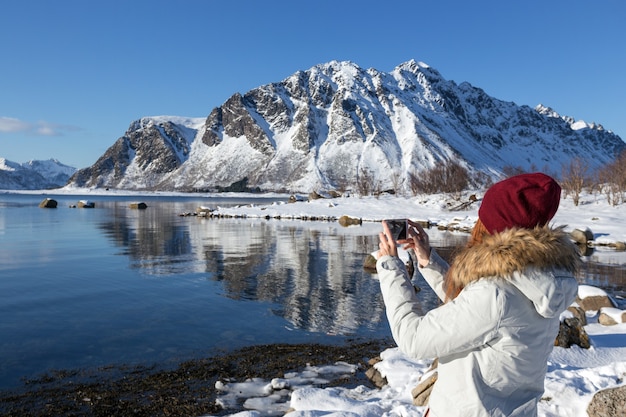 Niña viaja alrededor de las islas lofoten y toma fotografías con la cámara. hermoso paisaje noruego. Noruega