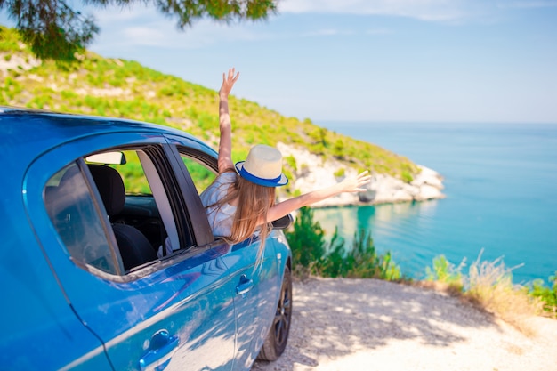 Niña en viaje de vacaciones en coche