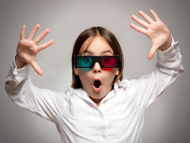 Niña viendo una película con gafas 3d