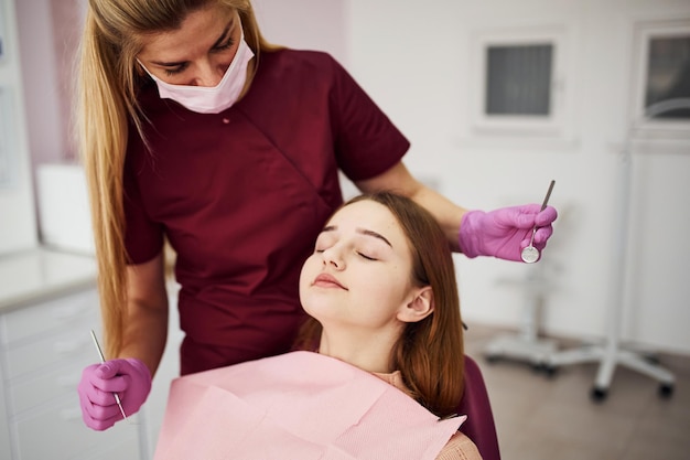 Niña visitando dentista en clínica Concepción de estomatología