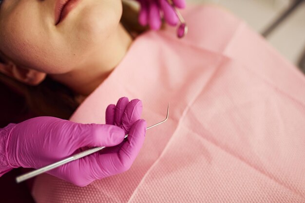 Niña visitando dentista en clínica Concepción de estomatología