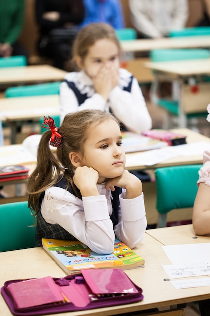 niña viste un uniforme escolar en la escuela