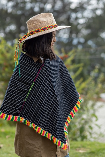 Niña vistiendo ropa tradicional otomi