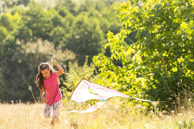 Niña volando una cometa