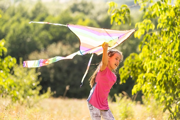 Niña volando una cometa