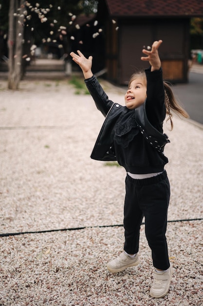 Niña vomita pequeñas piedras blancas