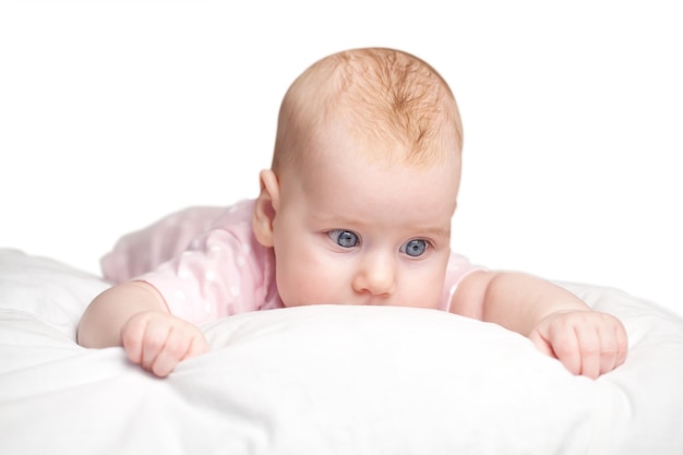 La niña yace sobre una almohada - nube. Aislado en un fondo blanco