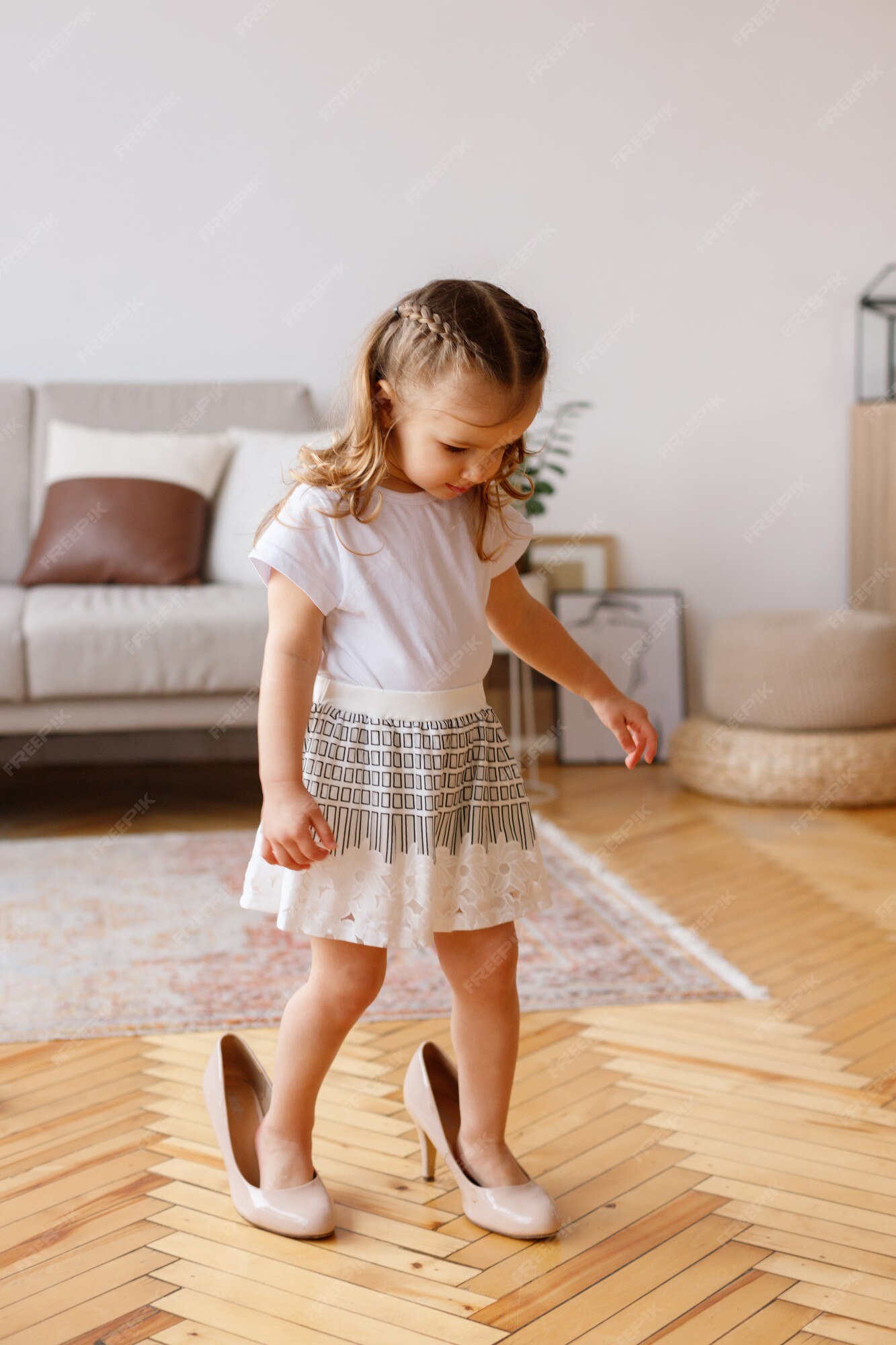 evitar Aislante bosquejo Niña en zapatos de mamá en casa | Foto Premium