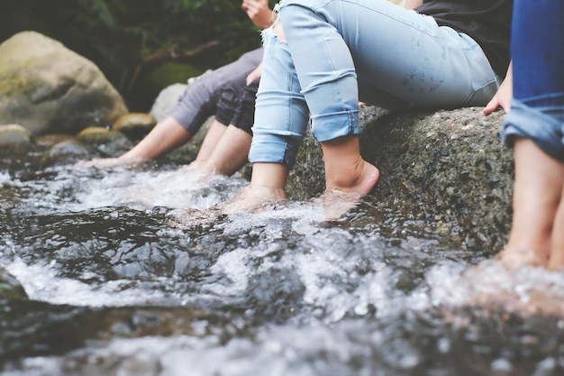 Foto niñas adolescentes en el río