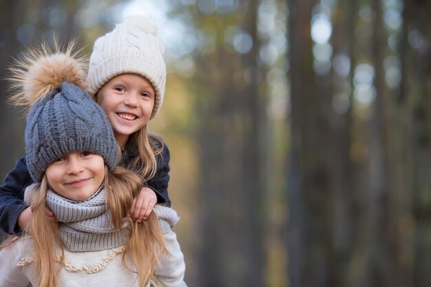 Niñas adorables al aire libre en el cálido y soleado día de otoño