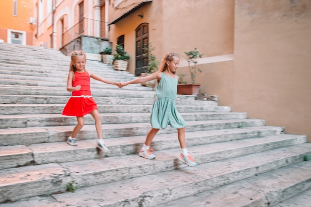 Niñas adorables de moda al aire libre en la ciudad europea