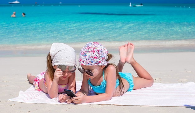 Foto niñas adorables durante las vacaciones en el caribe