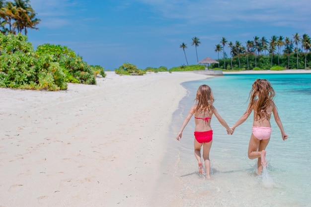 Niñas adorables durante las vacaciones de verano en la playa