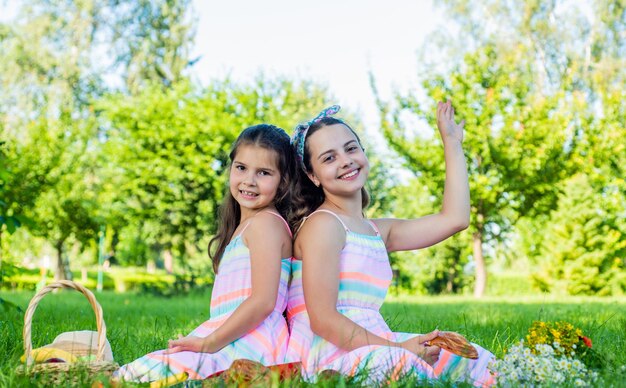 Niñas amigas con fondo de naturaleza de picnic vacaciones de verano