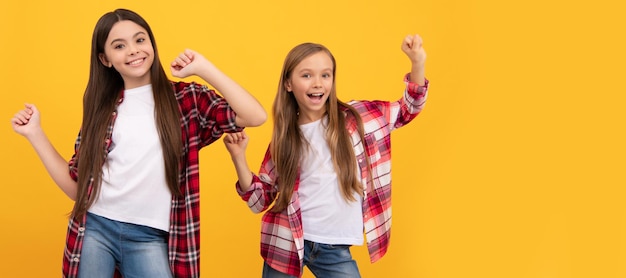 Niñas amigas niños felices en camisa a cuadros casual divirtiéndose en amistad de fondo amarillo Casual