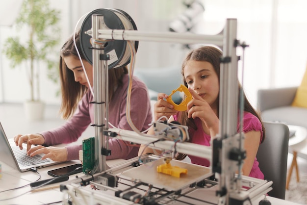 Niñas aprendiendo impresión 3D en casa