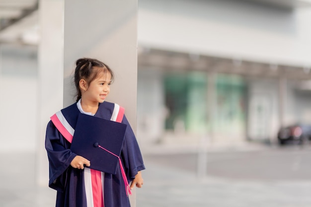 Niñas asiáticas felices en batas de graduación el día de su graduación en la escuelaConcepto de graduación con espacio de copiax9